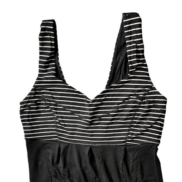 LULULEMON Tame Me Tank Top Black White Striped Breathable Fabric Active 4 EUC - Picture 5 of 7